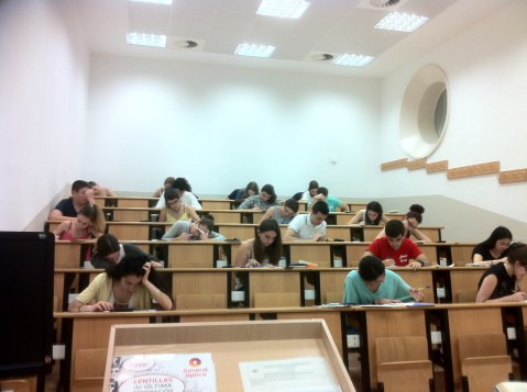 Alumnos realizando la PAU